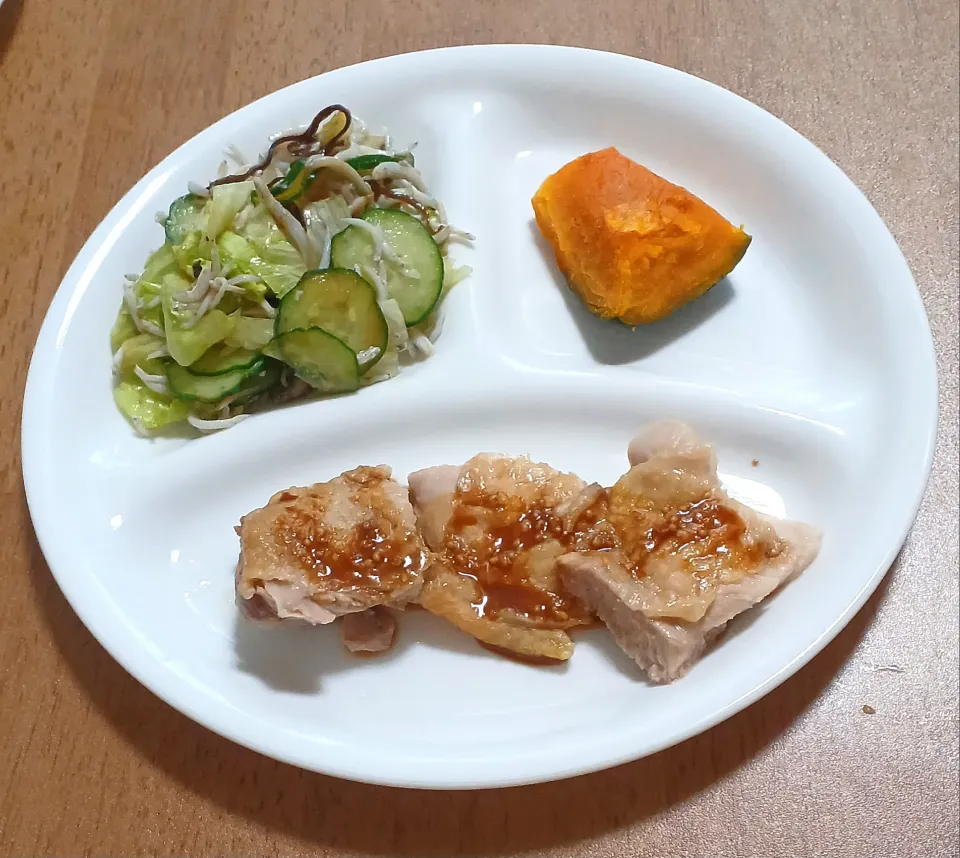 レタスときゅうりとしらすの塩昆布和え
かぼちゃ
グリルチキンの辛子醤油
ご飯🍚|ナナさん