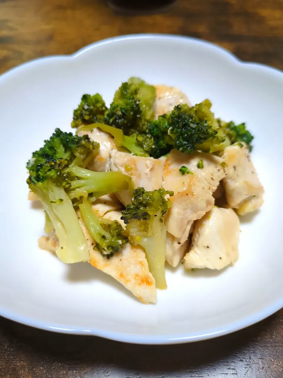 鶏むね肉とブロッコリーのレモン炒め|闇夜の狸さん