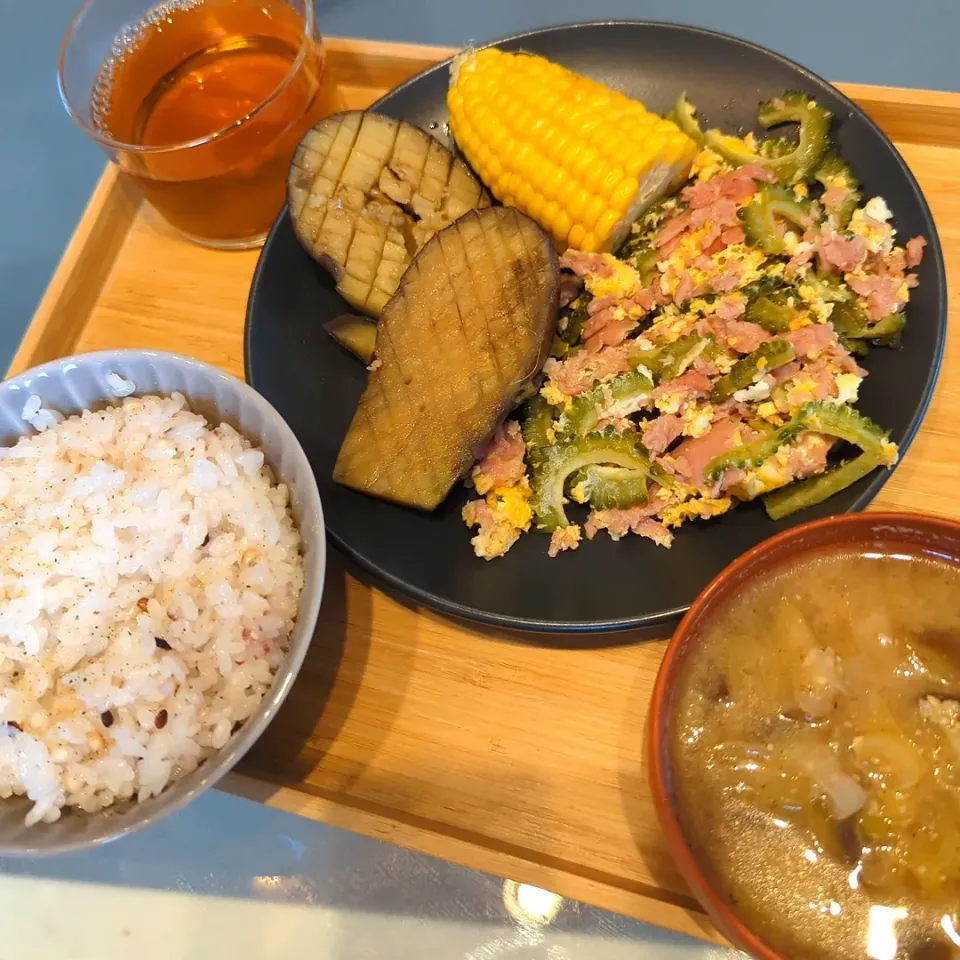 ○雑穀ごはん
○茄子とねぎのお味噌汁
○沖縄土産のチューリップと、おじいちゃんの畑のゴーヤでゴーヤーチャンプルー
○茄子の煮浸し
○ゆでとうもろこし|asryh♡さん