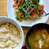 Snapdishの料理写真:ニラトマト豚しゃぶ、アサリバターご飯、豆腐のお吸い物⭐️|kaokaoさん