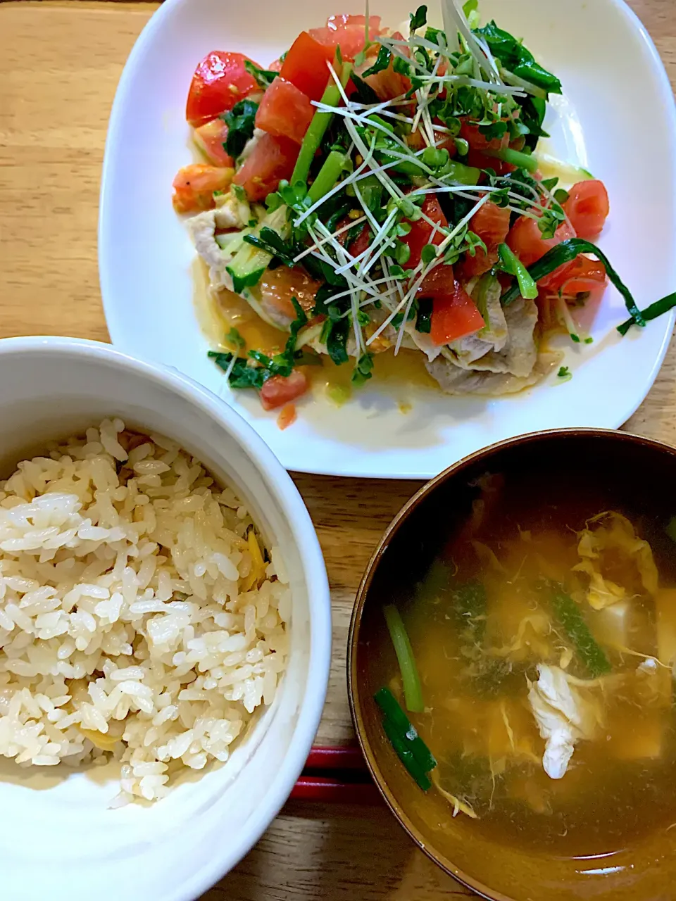 ニラトマト豚しゃぶ、アサリバターご飯、豆腐のお吸い物⭐️|kaokaoさん