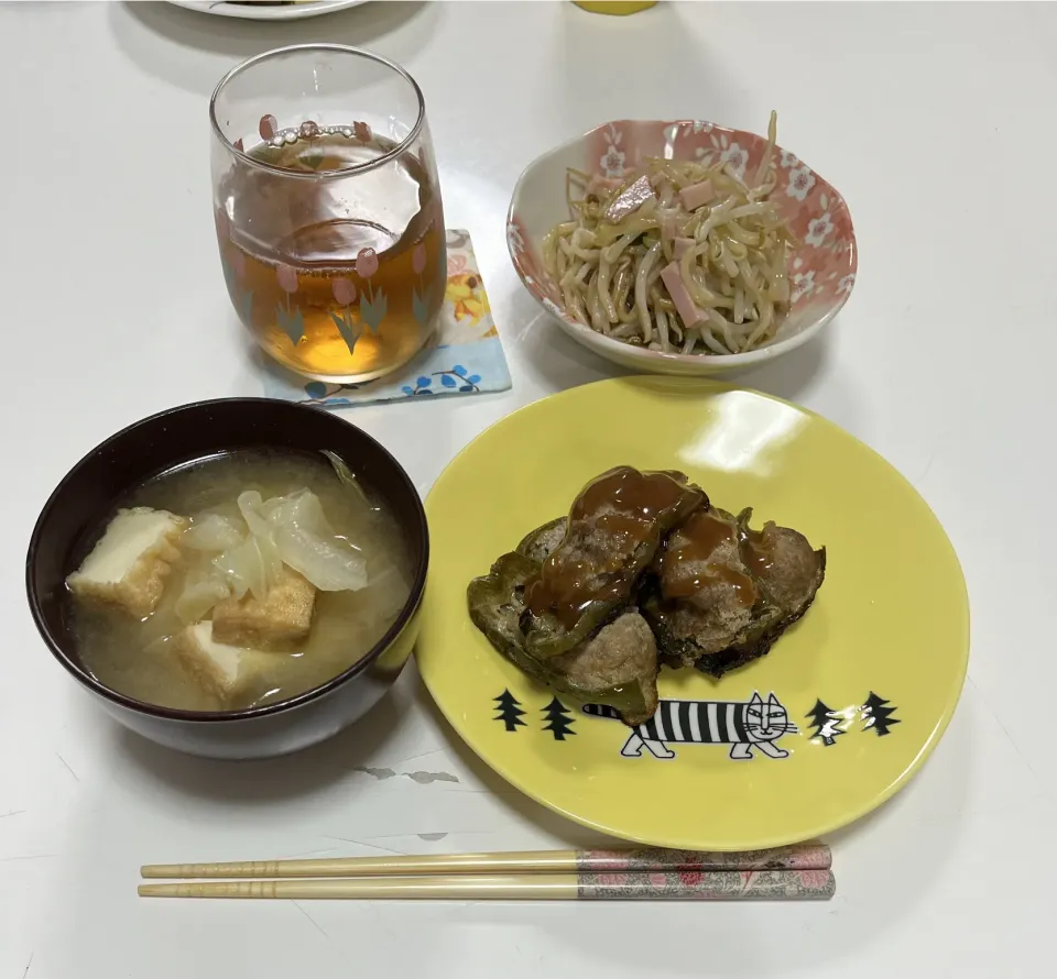 晩御飯☆ピーマンの肉詰め☆もやしの中華和え（もやし・胡瓜・ハム・ポン酢・ごま油）☆みそ汁（キャベツ・厚揚げ）|Saharaさん