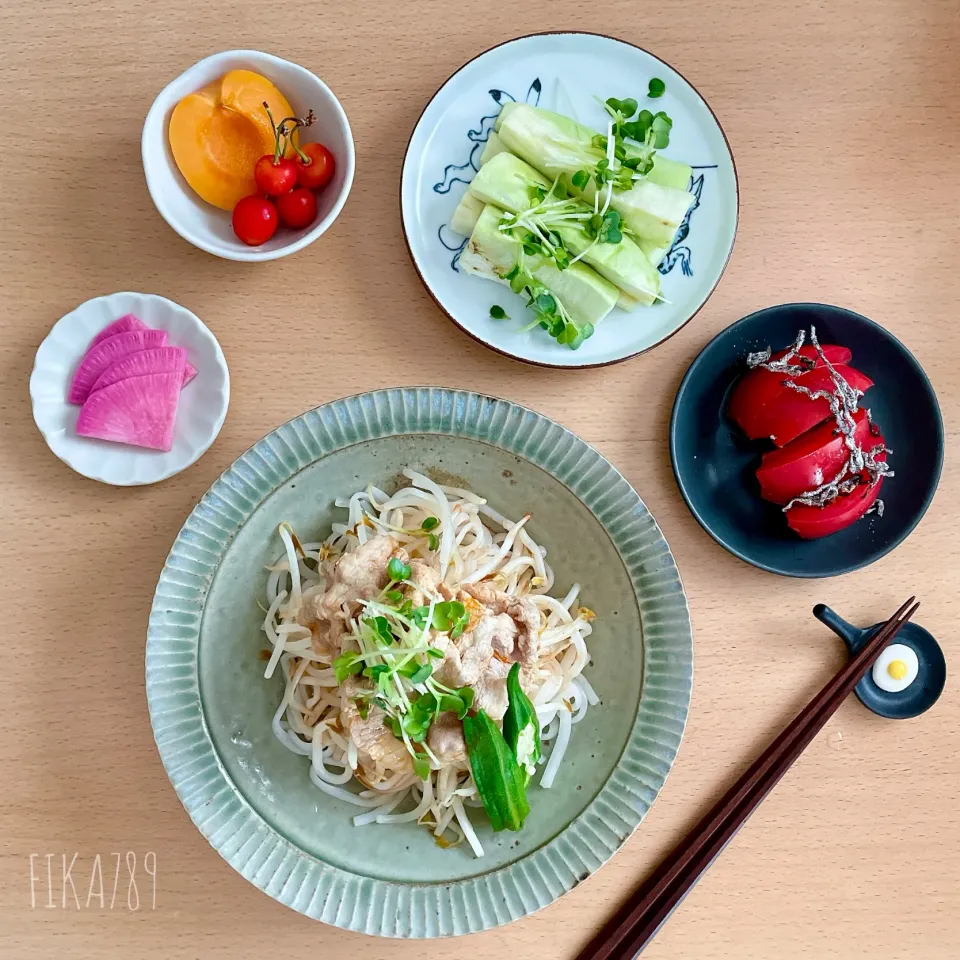 びせんさんの料理 豚しゃぶもやしサラダ素麺
食べるラー油明太子のせ🎶|FIKA789さん