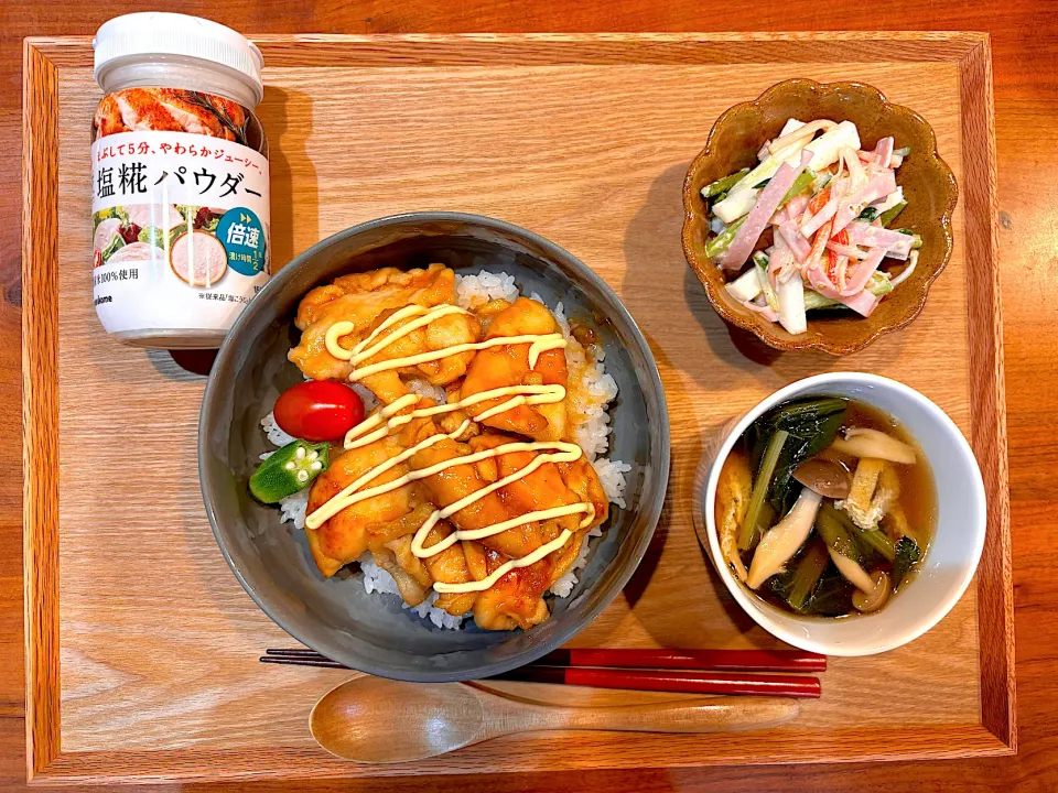 今日の夜ご飯(照り焼きチキン丼、カブサラダ、小松菜としめじのスープ)|cocomikaさん