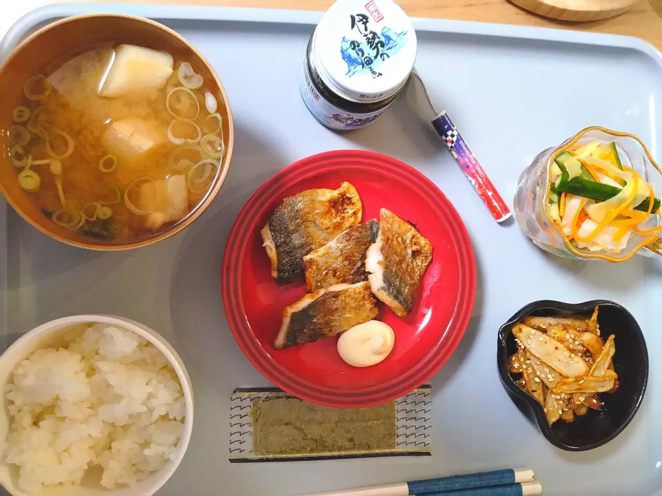 Snapdishの料理写真:焼き魚
カラフルなます
甘辛ごぼう|さゆさん