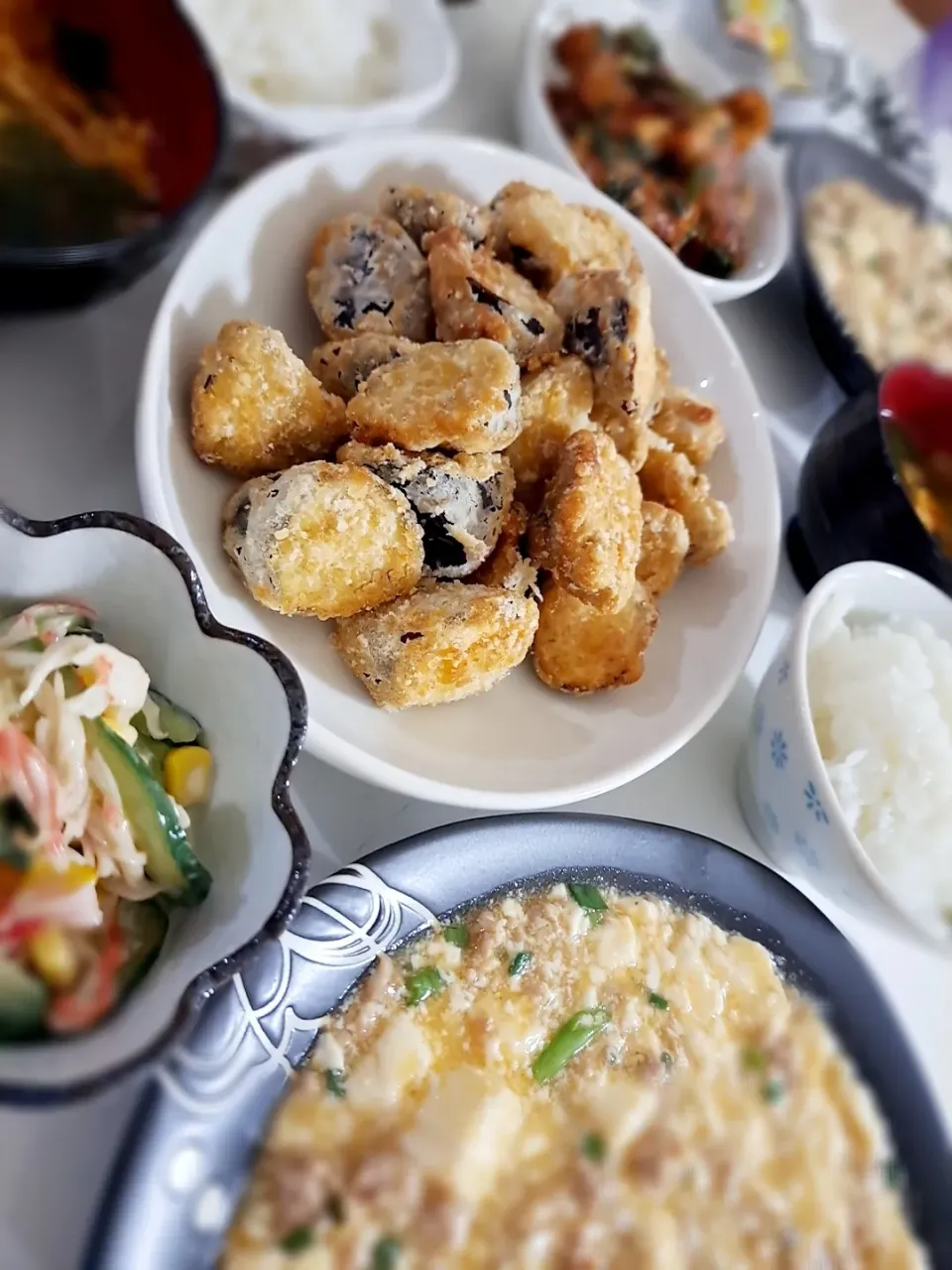 夕食(*ˊ˘ˋ*)
麻婆豆腐
無限ナス唐揚げ🍆
ちくわの磯辺揚げ
カニカマときゅうりとコーンのマヨポンサラダ
白菜とほうれん草と卵のピリ辛スープ|プリン☆さん