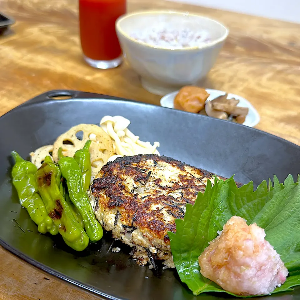 和赤大根おろし豆腐ハンバーグで朝食|くまちゃんさん