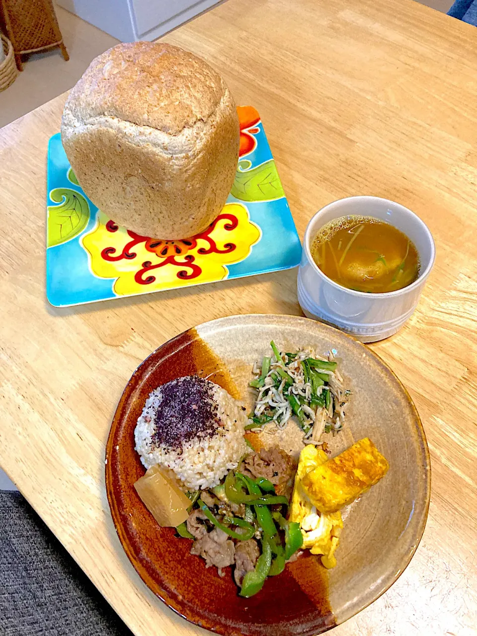 朝食用ライ麦食パン🍞と旦那さんお弁当オカズでmyランチプレート🌱|さくたえさん