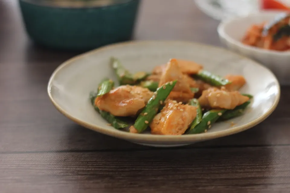 鶏胸肉とアスパラのヤムニョムチキン風|ちいさなしあわせキッチンさん