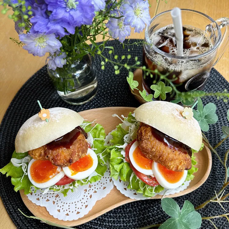 Snapdishの料理写真:7/4❤︎ななチキ半熟たまごの白パンロールサンド🥪🌱

＊ 白バンロール
＊  セブンイレブンななチキ
＊ 半熟たまご
＊ フリルレタス ＊キャベツ＊トマト|Makinsさん