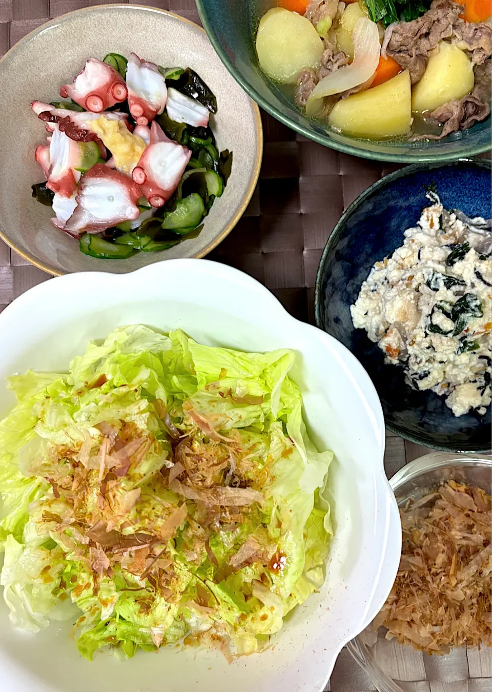 Snapdishの料理写真:肉じゃが､豆腐白和え､レタスサラダ､タコ酢|にゃっきさん