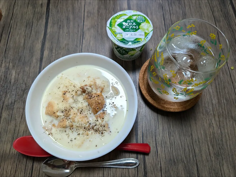 2024年7月4日 ゆうごはん

・パン粥
・アロエヨーグルト
・リンゴ酢の水割り|スティーブさん