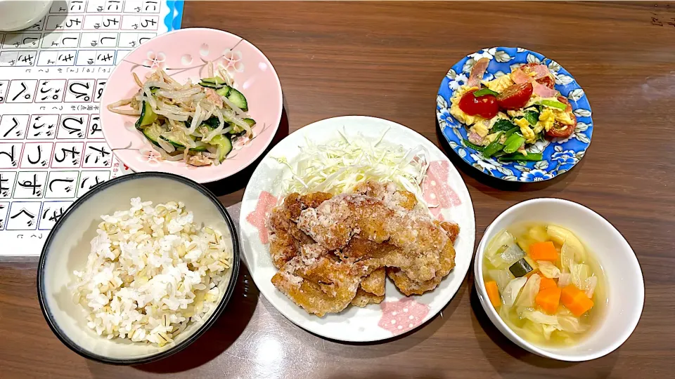 豚ロースの唐揚げ　色々野菜のコンソメスープ　卵とベーコントマトの炒め物　もやしときゅうりのツナナムル|おさむん17さん