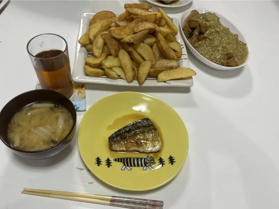 晩御飯☆フライドポテト☆厚揚げ油淋鶏風☆焼き鯖☆みそ汁（白菜・しめじ）|Saharaさん