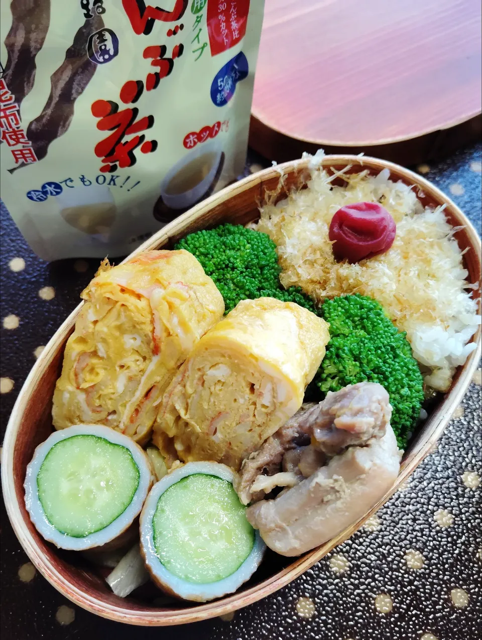 ご飯の上にイワシ削り節とこんぶ茶トッピングのお弁当🍱|ゆっこさん