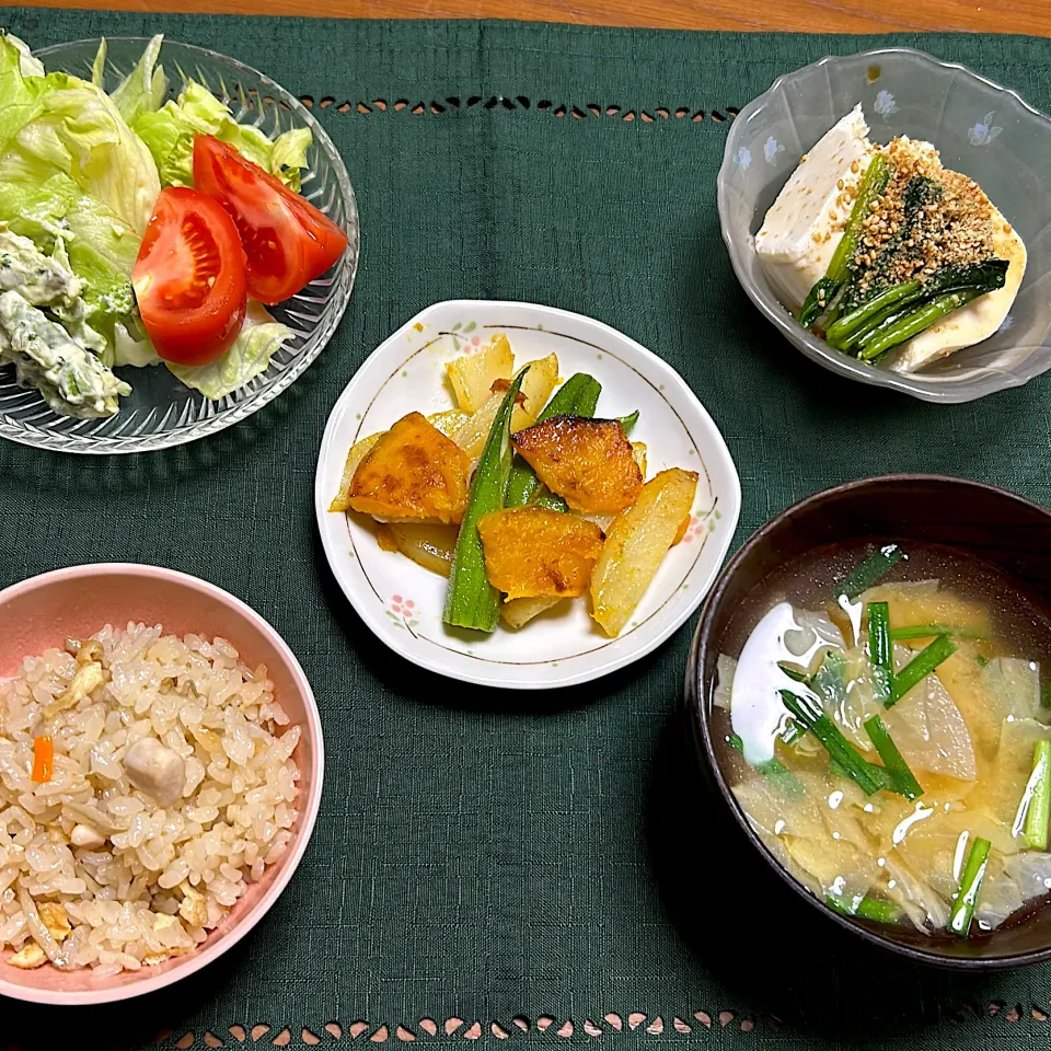 Snapdishの料理写真:鶏肉の炊き込みご飯(油揚げ、人参、ごぼう)|柚子きりかさん