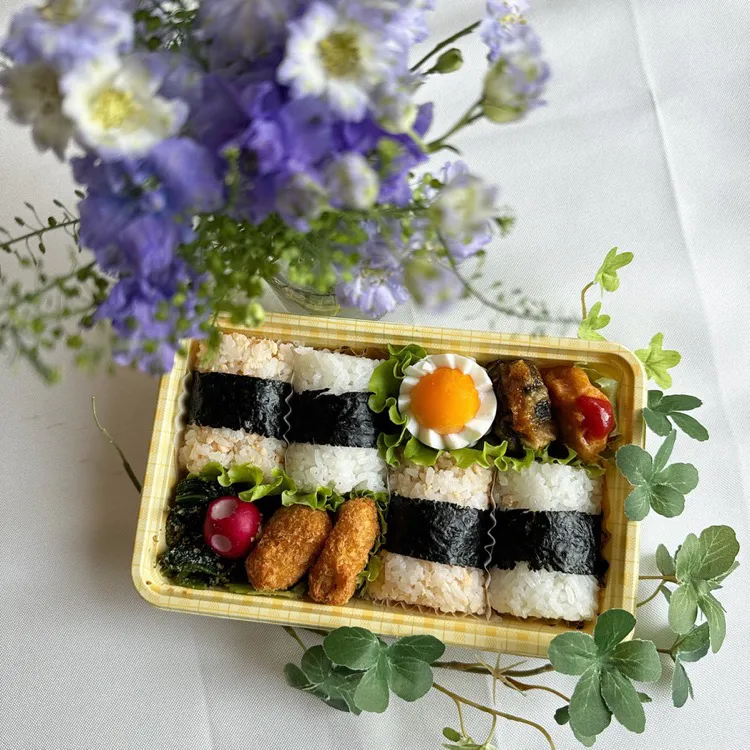 7/5❤︎主人のおにぎり弁当🍙🌱

＊ 紅鮭おにぎり
＊ 焼き明太子おにぎり
＊ 茄子のひき肉挟み揚げ
＊ 半熟たまご
＊ カレー男爵コロッケ
＊ から揚げ
＊ ほうれん草の胡麻和え|Makinsさん