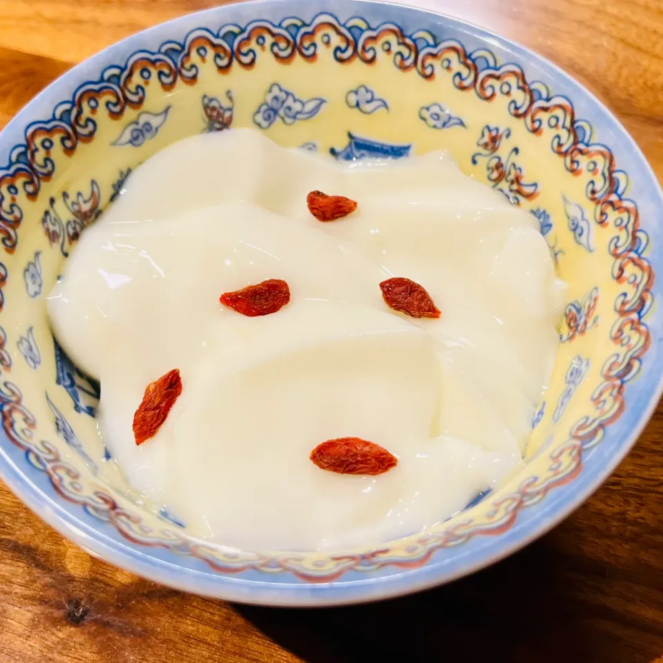 杏仁豆腐　枸杞の実🇨🇳Almond Jerry w/ Goji Berries（Wolf Berries）|アッコちゃん✨さん