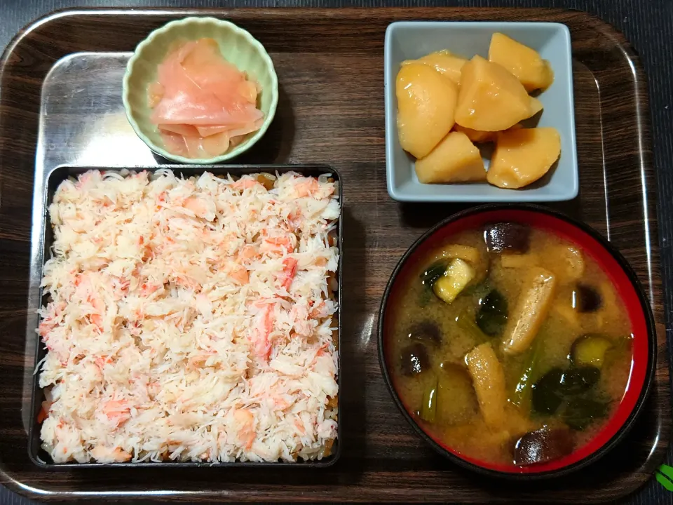 Snapdishの料理写真:今日の朝ごはん（かに寿司（カニちらし寿司）、男爵煮っころがし、なすと小松菜のみそ汁、甘酢しょうが）|Mars＠釜飯作り研究中さん