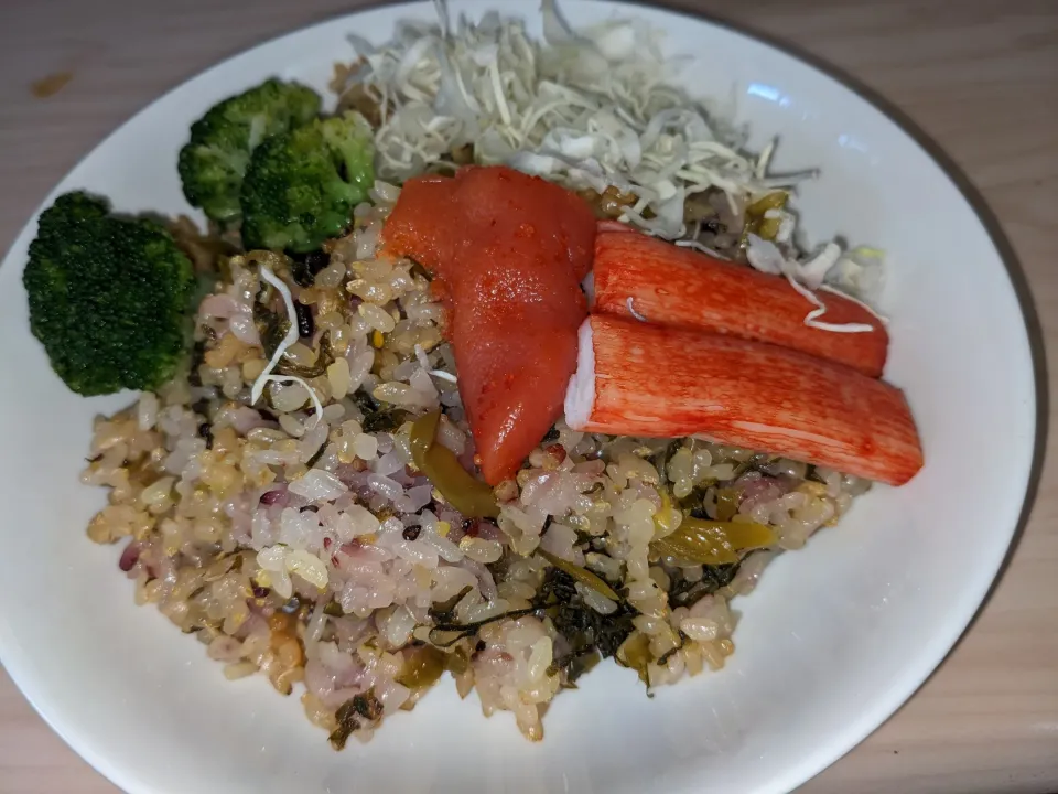 2024/07/05の食事メニューは火使わずに高菜混ぜご飯丼
具材等（ご飯＋高菜＋カンタン酢＋ブロッコリー＋カニカマ＋明太子＋丸本太白胡麻油＋＋ナンプラー）|Tarou  Masayukiさん