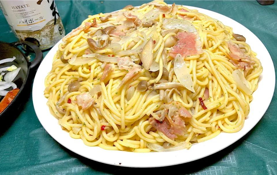 Snapdishの料理写真:私1人で3人前パスタ🍝ど〰️ん🍝💨 ベーコン🥓キノコ🍄玉ねぎ🧅入れたペペロンチーノっぽい味のパスタ🍝 何故か最近ペペロンチーノ味ばかり身体が欲しがる|🐈⸒⸒⸒⸒つるのダンス🐈🐾さん