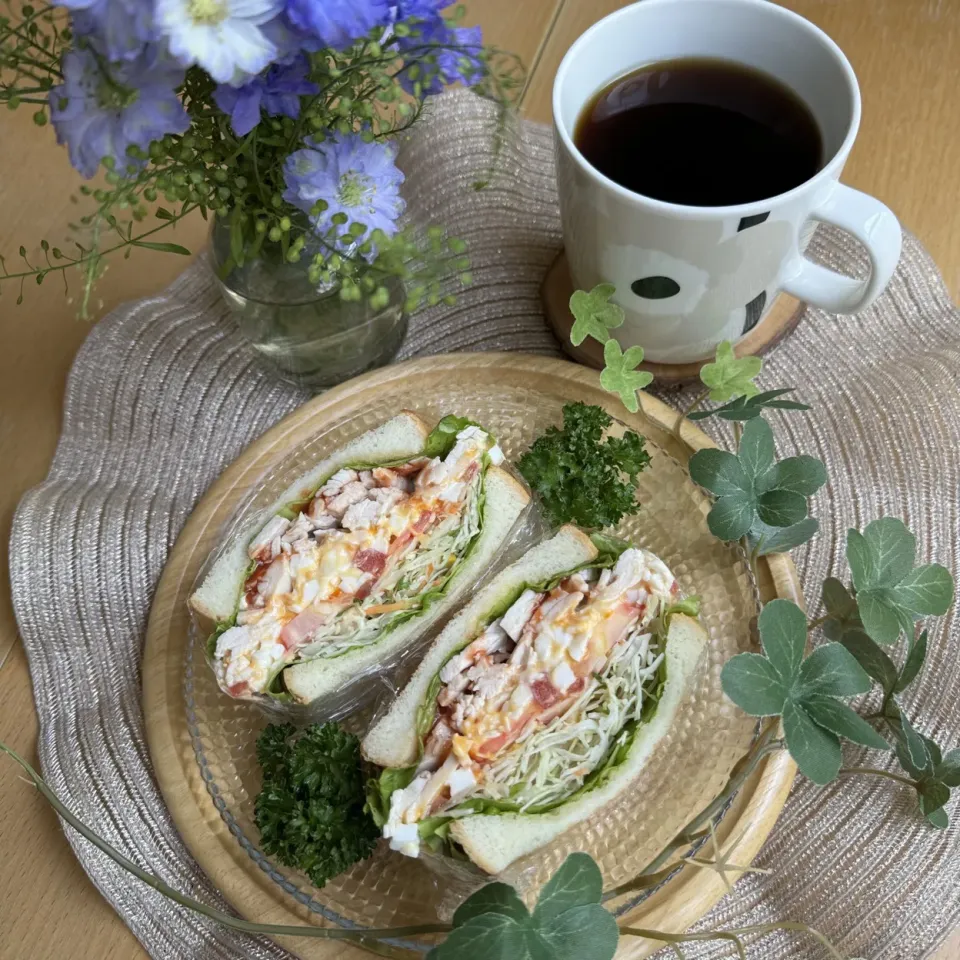 Snapdishの料理写真:7/5❤︎サラダチキンたまごサンド🌱🥪

＊銀座に志かわ食パン
＊サラダチキン
＊たまごサラダ
＊フリルレタス＊コールスローキャベツ ＊トマト|Makinsさん