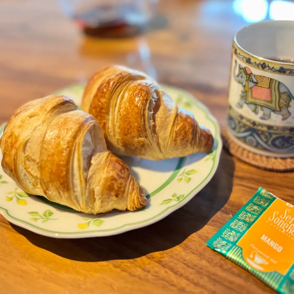 ピカールのクロワッサン & マレーシアの紅茶　ボーティー🇫🇷🇲🇾Croissants & Boh Tea Mango|アッコちゃん✨さん