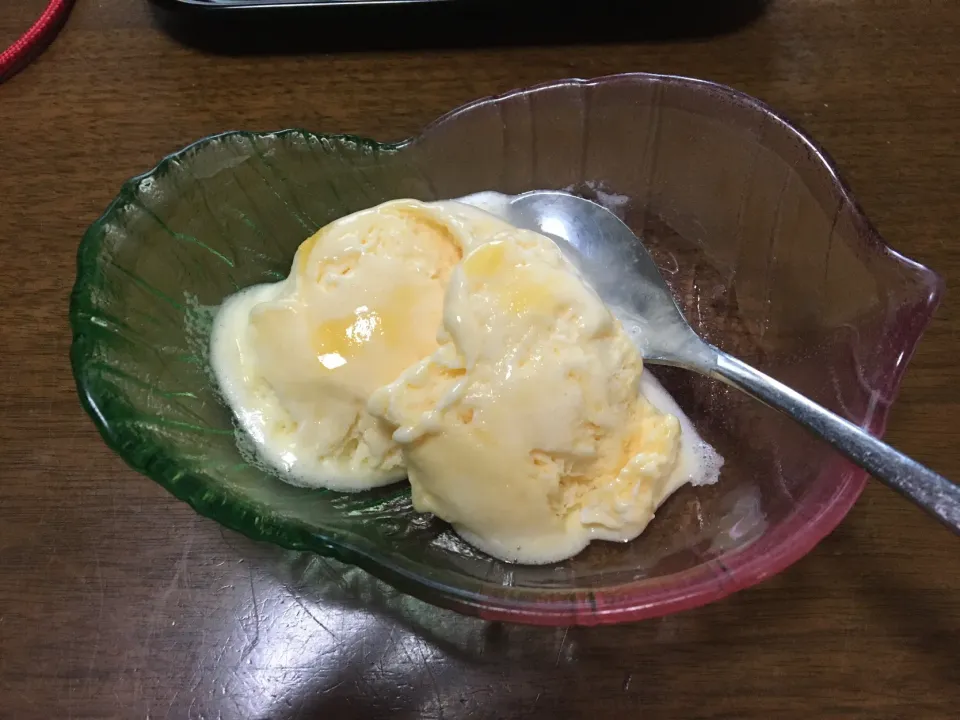 Snapdishの料理写真:卵と砂糖とバニラエッセンスだけで作った生卵使用のバニラアイスクリーム|enarinさん