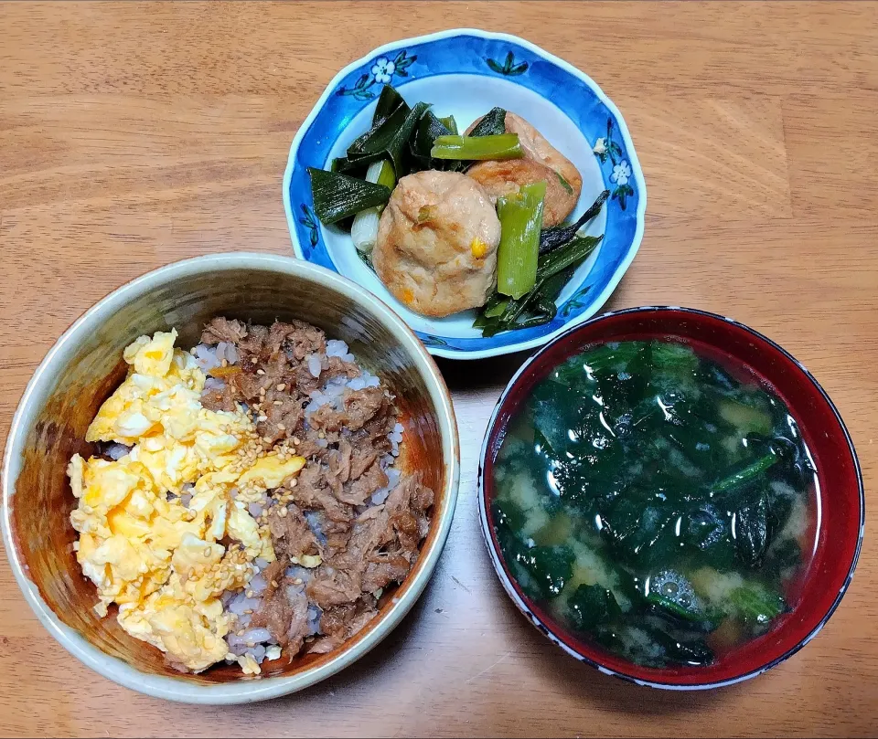 Snapdishの料理写真:2024 0702　ツナそぼろ　ひろうすと九条ねぎのレンジ煮　ほうれん草とわかめのお味噌汁|いもこ。さん