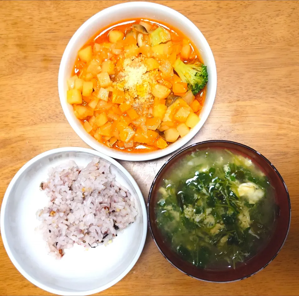 2024 0627　白身魚と野菜のトマトソース煮　豆苗とわかめの卵スープ|いもこ。さん