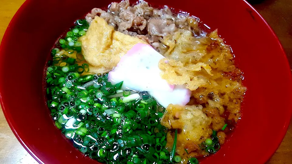 こちらの郷土料理的な肉うどん こしなし細麺にフグ用小ネギの安岡ネギを使い必ず赤の焼き抜きかまぼこが入るうどん◥█̆̈◤࿉∥|🐈⸒⸒⸒⸒つるのダンス🐈🐾さん