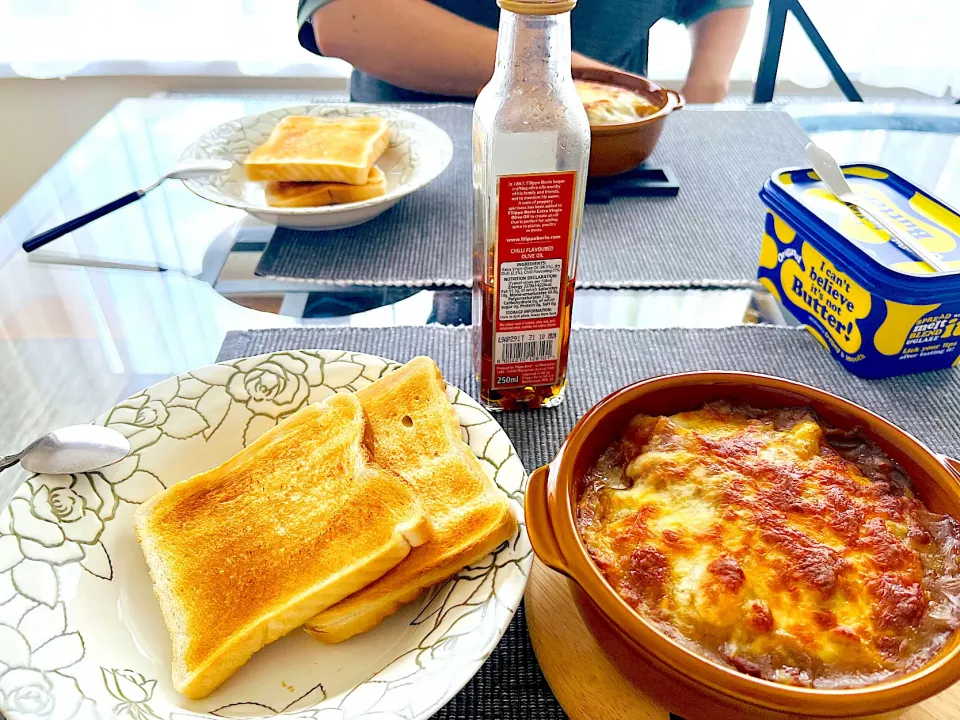 Snapdishの料理写真:残り物カレーグラタンとトースト|きなこさん