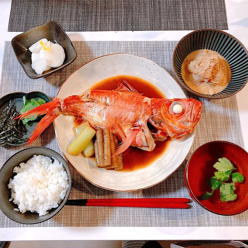 金目鯛の煮付けと鯛の胡麻あえ🐟|くろエモンさん