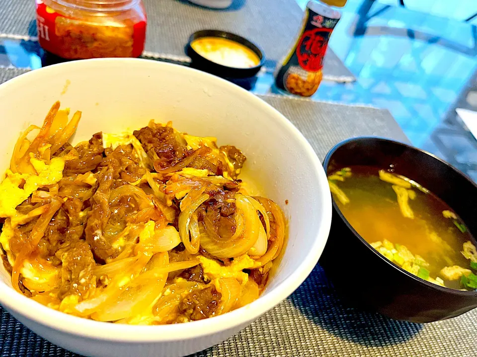 Snapdishの料理写真:発掘した焼き肉丼のタレで牛卵とじ丼|きなこさん