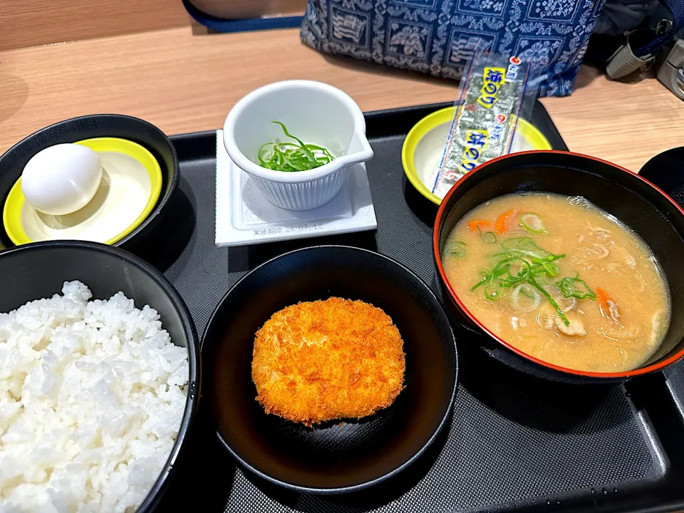 Snapdishの料理写真:玉子かけごはん定食（納豆）豚汁セット（ライス大盛）にサービス券でコロッケ|マハロ菊池さん