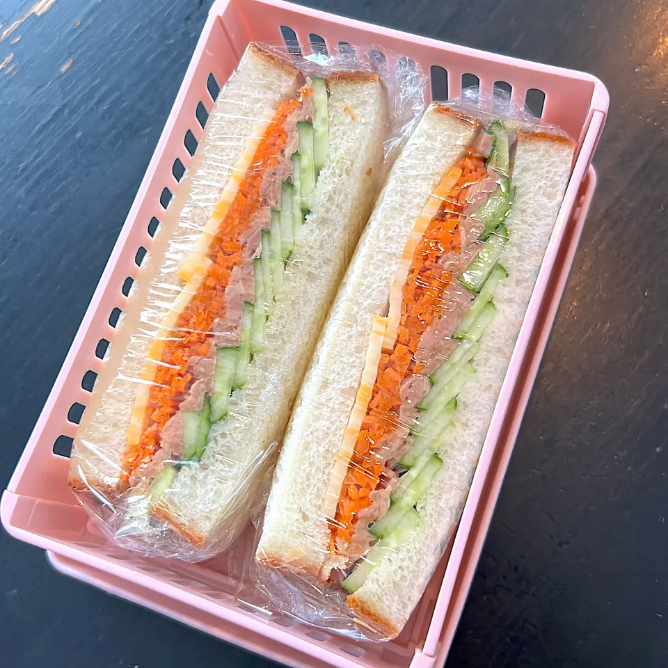 サンドイッチ1人分。キュウリ🥒ツナにんじん🥕チーズ🧀。マヨ嫌いなので…塩味足りるかなー|hanakoさん