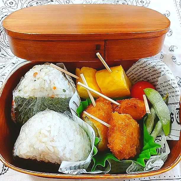 Snapdishの料理写真:おにぎり弁当
・おにぎり（塩、鮭）
・白身魚フライ
・玉子焼き
・プチトマト
・枝豆|SaDaさん