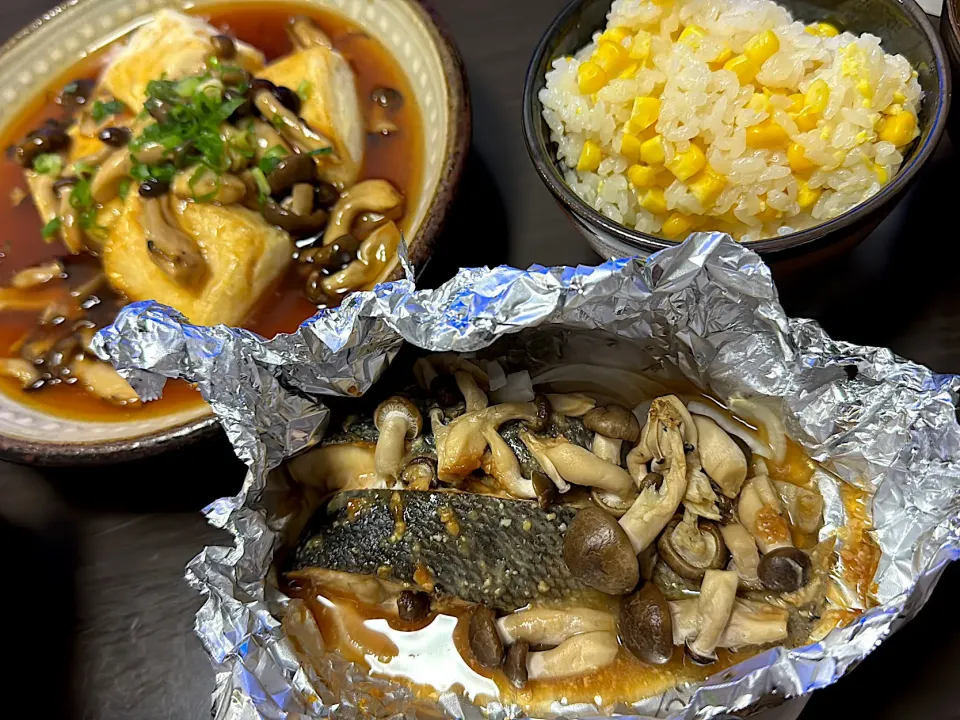 鮭のホイル焼き、揚げ浸し豆腐、とうもろこしご飯|nununさん