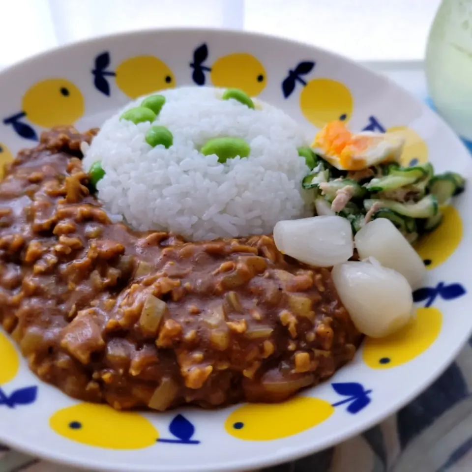 夏のキッチンは暑い🔥　
なので

エプロンさんの
レンジで10分絶品トマトカレー🍛

合い挽きは大豆ミートを代用しました|みるくここあさん