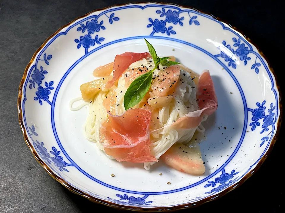 桃と生ハムのそうめんっペリー🍑|レオンさん