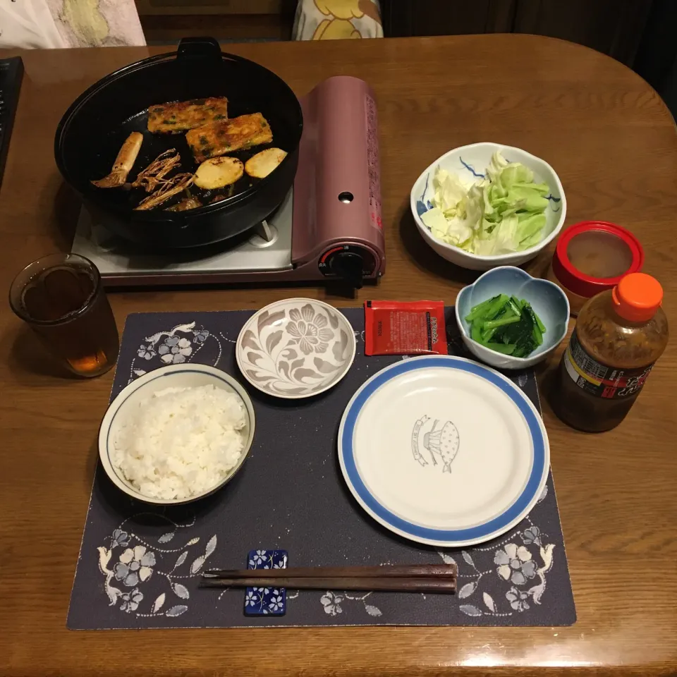 ご飯、南部鉄器の鉄鍋焼き(米国産牛肉バラカルビ＋ニンニクの芽、ジャガイモ、えのき茸、エリンギ、チヂミ)、バリバリキャベツ、小松菜のお浸し、沢庵、烏龍茶、卵と砂糖とバニラエッセンスだけのバニラアイスクリーム(夕飯)|enarinさん