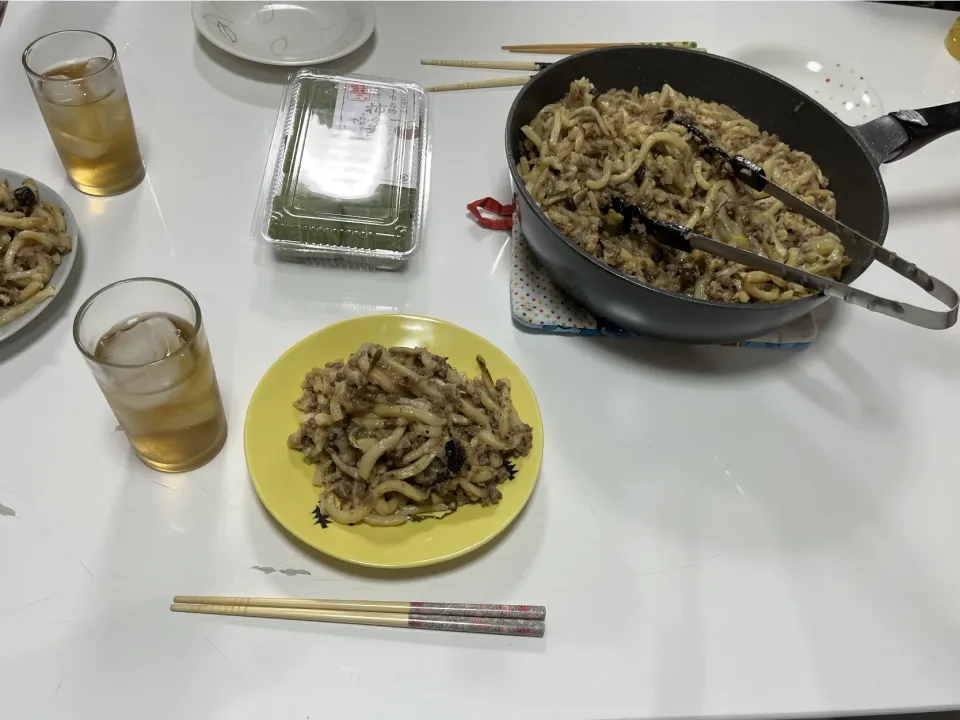 晩御飯☆焼きうどん（バターポン酢）☆柿の葉寿司（頂き物）|Saharaさん