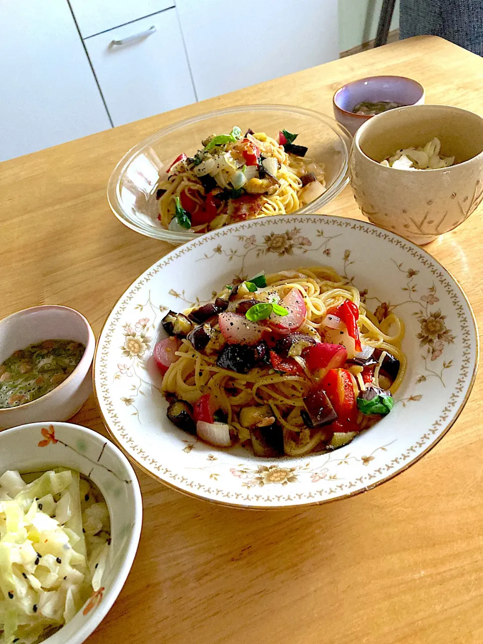 彩り夏野菜の和風醤油パスタ、キャベツのマリネ、エラグ酸納豆メカブ|さくたえさん