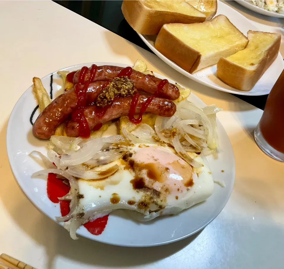 Snapdishの料理写真:ハーブのソーセージとポテトフライと玉ねぎの目玉焼きで朝ごはん|Takeshi  Nagakiさん