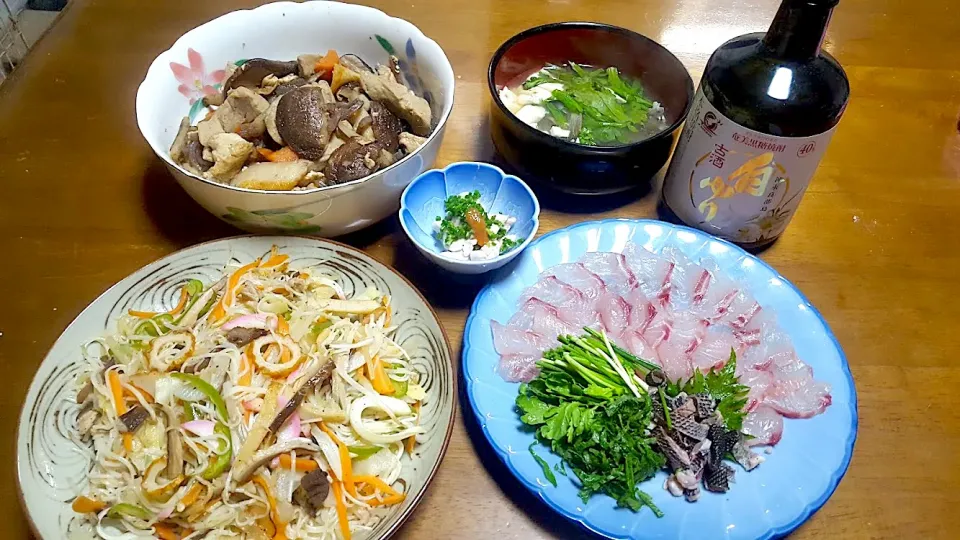 Snapdishの料理写真:釣ってきたイサキ🐟メインの晩御飯 煮物は郷土料理の煮染め 筑前煮ではありません|🐈⸒⸒⸒⸒つるのダンス🐈🐾さん