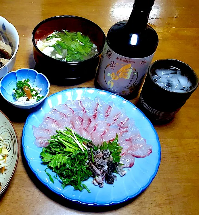 イサキ料理三品と沖永良部島泡盛古酒白ゆり   【イサキの造り】【白子ポン酢】【イサキのアラの潮汁】刺身のツマにはそこら辺に生えてる野良シソ、フグ用小ネギの安岡ネギ ローマ すまし汁にはローマ|🐈⸒⸒⸒⸒つるのダンス🐈🐾さん