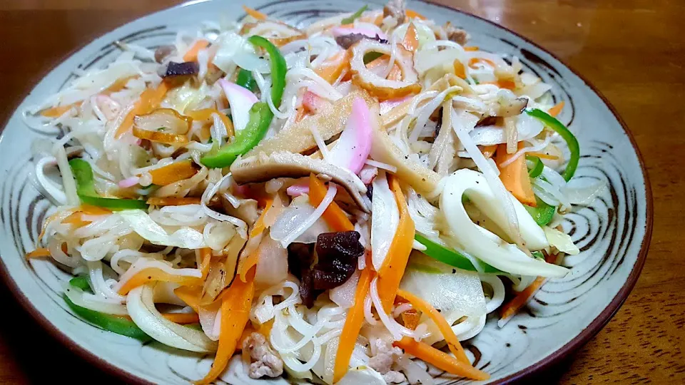 郷土料理 菊川そうめんの折れ端で【焼きそうめん】材料は有り合わせ 干し椎茸 キャベツ 🥕🫑🧅チクワ 天ぷら（じゃこ天みたいな練り物）焼き抜きかまぼこ 豚バラ 炒め油はラード|🐈⸒⸒⸒⸒つるのダンス🐈🐾さん