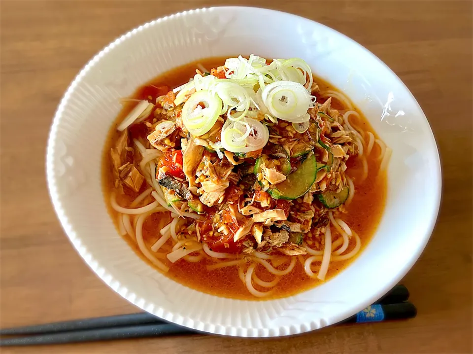 燻製鯖とトマトのぶっかけ半田素麺  アーリオ・オーリオに湯むきしたトマトをざく切りして入れて煮詰め、蕎麦つゆと合わせて燻製サバ缶を入れました。キンキンに冷やしてきゅうりと長ネギの輪切りを加えて頂きました|リフルシャッフルさん