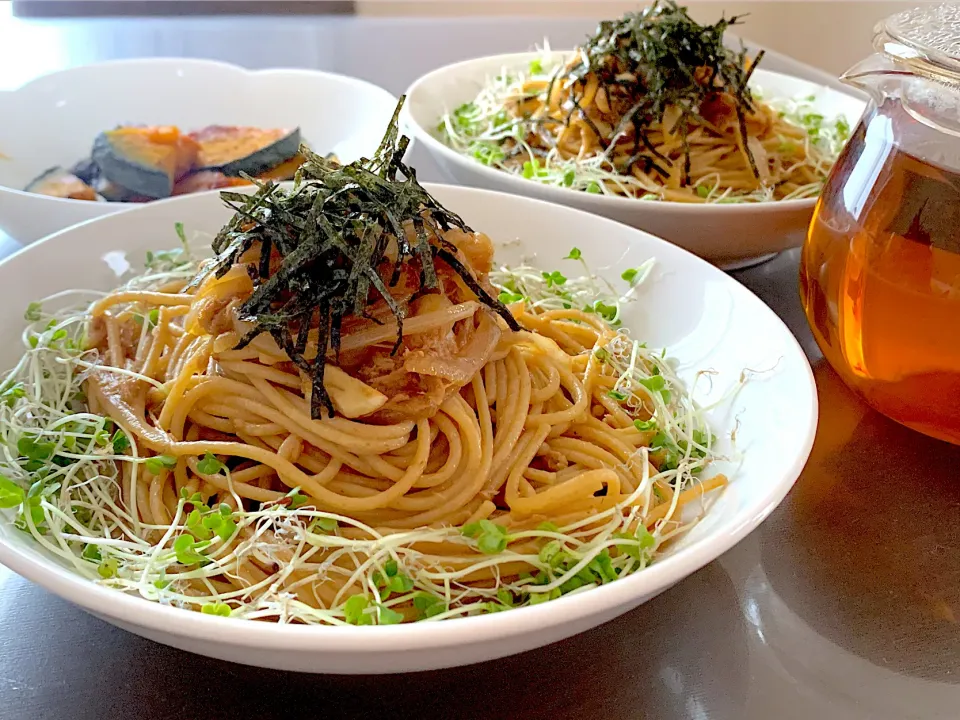 ツナと玉ねぎのニンニクバター醤油パスタ|あやめもちもちさん