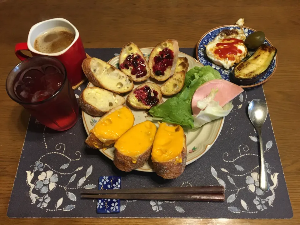 Snapdishの料理写真:石窯バゲットのトーストサンドイッチ＆ガーリックトースト＆カシスジャムトースト、目玉焼き、なすソテー、ホットコーヒー、しそジュース、氷砂糖漬け梅(昼飯)|enarinさん